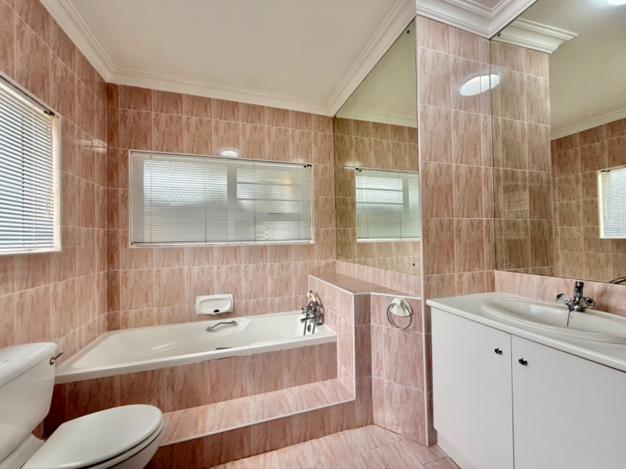 5 Bedroom Property for Sale in Seaview Eastern Cape